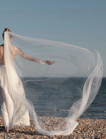 繊細なチュールのウェディングベール、シンプルなロングブライダルベール