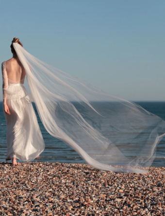 アイボリー繊細なチュールのウェディングベール、シンプルなロングブライダルベール
