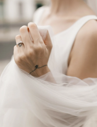 繊細なチュールのウェディングベール、シンプルなロングブライダルベール