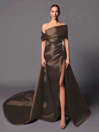 ブラウンイブニングドレス Aライン オフショルダー トレーン付き ノースリーブ レースアップ プリーツ サテン生地 社交ページェントドレス
