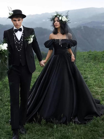 黒のウェディングドレス サテン生地 プリンセスシルエット ノースリーブ ナチュラルウエスト ビーズトレーン付き ブライダルガウン