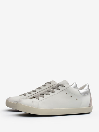 女性用シルバーレースアップスケートスニーカー