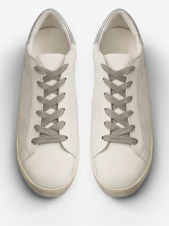 女性用シルバーレースアップスケートスニーカー