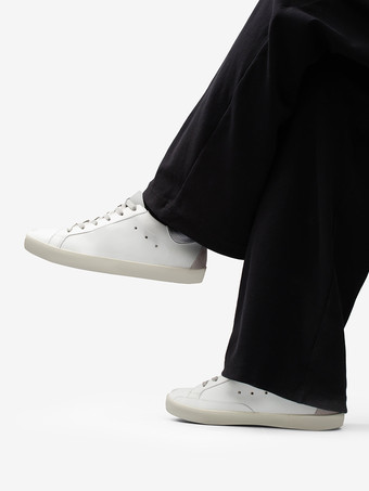 女性用シルバーレースアップスケートスニーカー