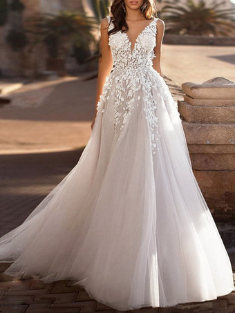 ホワイトウェディングドレス 2025 チュール 深いvネック Aライン ノースリーブ 多層 チュール レースアップリケ クラシックブライダルガウントレーン付き