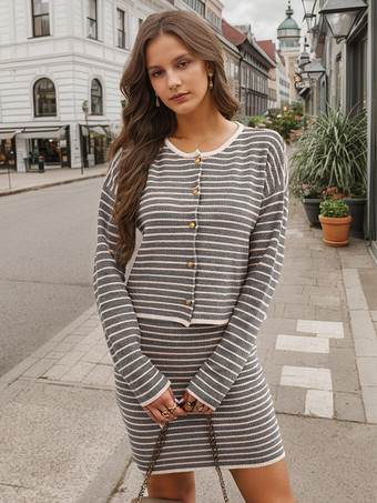 グレイストライプニットのツーピースコーデセット クルーネックカーディガンとミディスカート 春のカジュアルコーデ レディース 2025