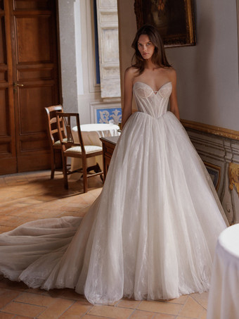 アイボリーウェディングドレス プリンセスシルエット トレーン付き Vネック ノースリーブ エンパイアウエスト ティアード レース ブライダルドレス