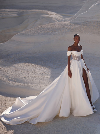 シンプルなウェディングドレス ボールガウン Aラインデザイン ネックライン 半袖 カットアウト ブライダルドレス