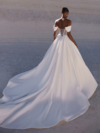 シンプルなウェディングドレス ボールガウン Aラインデザイン ネックライン 半袖 カットアウト ブライダルドレス