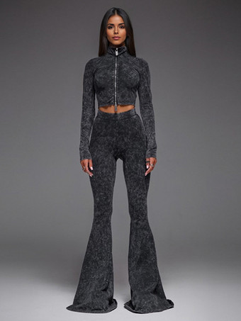 ダークグレー ホットな女の子のためのツーピースコーデセット。ハイネックのジップアップクロップトップとフレアパンツの春コーデ2025