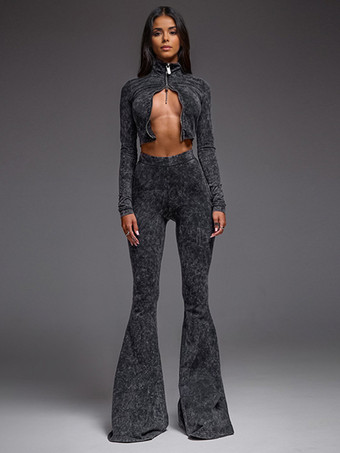 ホットな女の子のためのツーピースコーデセット。ハイネックのジップアップクロップトップとフレアパンツの春コーデ2025