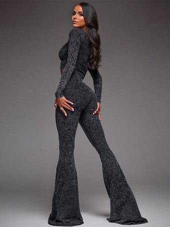 ホットな女の子のためのツーピースコーデセット。ハイネックのジップアップクロップトップとフレアパンツの春コーデ2025