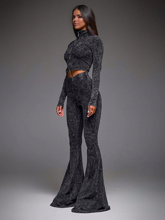 ホットな女の子のためのツーピースコーデセット。ハイネックのジップアップクロップトップとフレアパンツの春コーデ2025