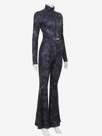 ホットな女の子のためのツーピースコーデセット。ハイネックのジップアップクロップトップとフレアパンツの春コーデ2025