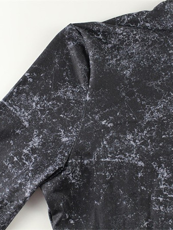 ホットな女の子のためのツーピースコーデセット。ハイネックのジップアップクロップトップとフレアパンツの春コーデ2025