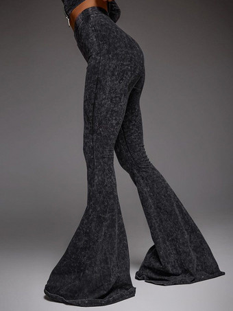 ホットな女の子のためのツーピースコーデセット。ハイネックのジップアップクロップトップとフレアパンツの春コーデ2025