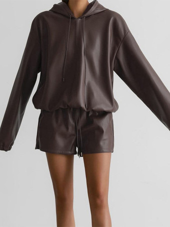 ブラウンのフェイクレザーツーピースコーデセット オーバーサイズパーカー＆ショーツ 春のレディースコーデ 2025