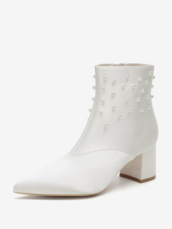 アイボリーサテンのウェディングブーティ ポインテッドトゥ パール チャンキーヒール ブライダルシューズ