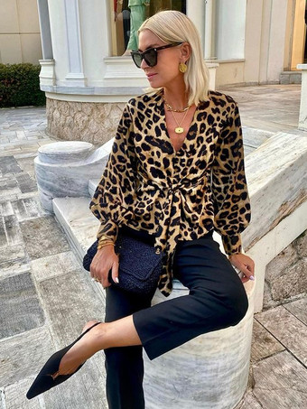 ヒョウ柄ブラウス（タイディテール付き）Vネックランタンスリーブトップス（レディース）2025