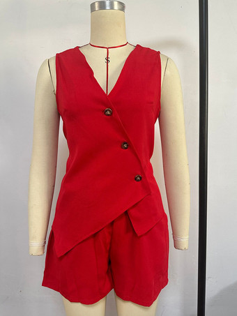 2025年レディース夏コーデ（アシンメトリーな赤いトップスとショートパンツのツーピースコーデ）