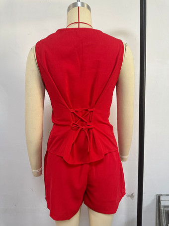 2025年レディース夏コーデ（アシンメトリーな赤いトップスとショートパンツのツーピースコーデ）