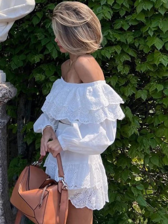 ホワイトのツーピースコーデセット（フリルトリムのクロップトップとティアードスカート）レディース夏コーデ 2025