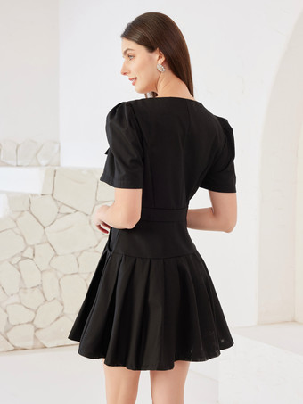 Schwarzes Skaterkleid mit quadratischem Ausschnitt kurzärmligem Plissee-Minikleid für Damen 2025