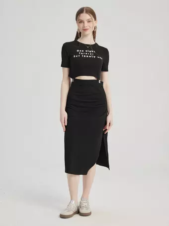 Conjunto de dos piezas negro con top corto y falda midi con