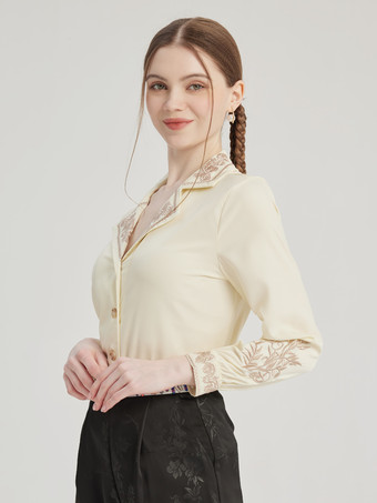 アプリコットカラーのフラワー刺繍シャツ 春のトップス レディース 2026