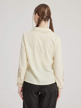 アプリコットカラーのフラワー刺繍シャツ 春のトップス レディース 2026