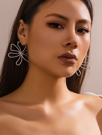 女性のためのシンプルな花の形のイヤリング 2025
