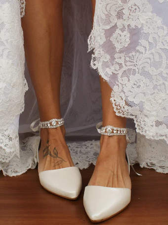 アイボリーのウェディングシューズ サテンのポインテッドトゥ ラインストーン レースアップ フラットブライダルシューズ