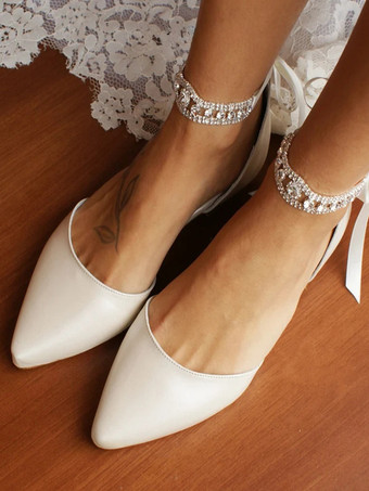 アイボリーのウェディングシューズ サテンのポインテッドトゥ ラインストーン レースアップ フラットブライダルシューズ
