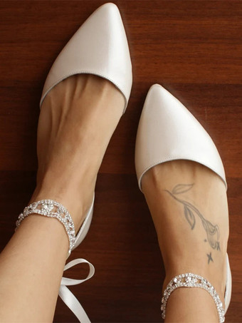 アイボリーのウェディングシューズ サテンのポインテッドトゥ ラインストーン レースアップ フラットブライダルシューズ