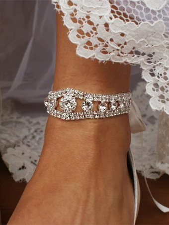 アイボリーのウェディングシューズ サテンのポインテッドトゥ ラインストーン レースアップ フラットブライダルシューズ