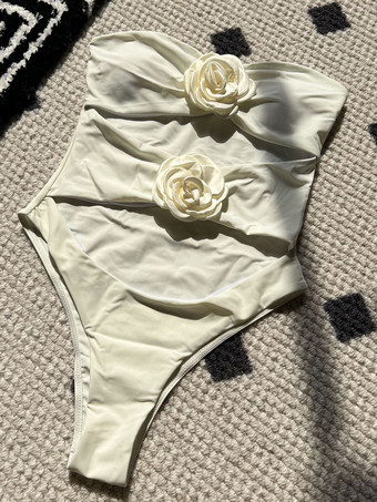 2025年夏向け3Dフラワーデコレーション付きストラップレスカットアウトワンピース水着