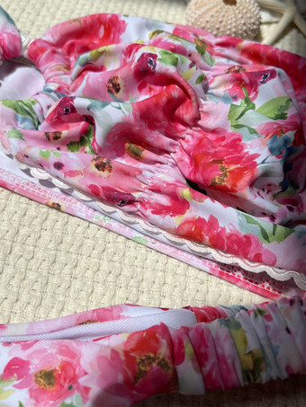 2025年夏向けリングリンクストラップレスフローラルビキニ水着