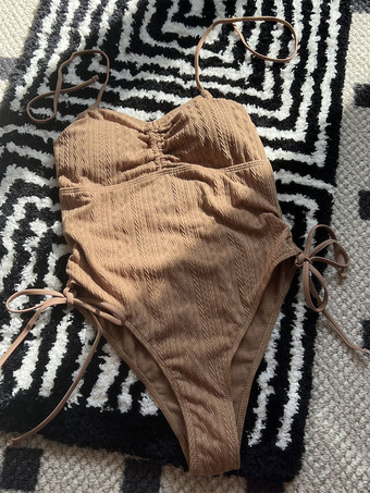 2025年夏向けセクシーなホルターネックワンピース水着