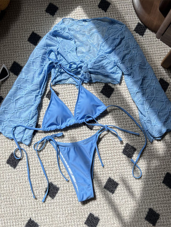 2025年夏向けホルタービキニと長袖クロップトップの3ピース水着セット