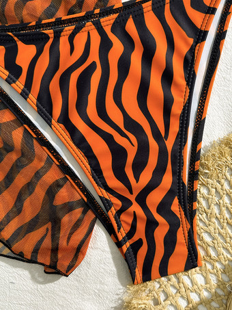 2025年夏向けタイガープリントビキニとミニスカートの3ピース水着