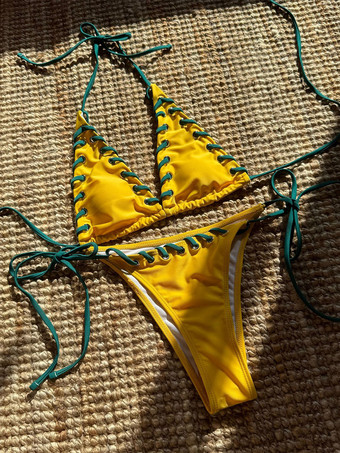 2025年夏向けコントラストカラーのセクシーなホルタービキニ