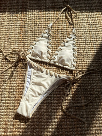 2025年夏向けコントラストカラーのセクシーなホルタービキニ