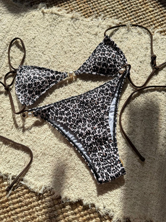 2025年夏のヒョウ柄ビキニ水着