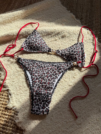 2025年夏のヒョウ柄ビキニ水着