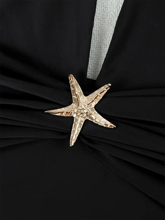 深いVネックのワンピース水着とヒトデの装飾が施されたハイスリットのマキシスカート 2025