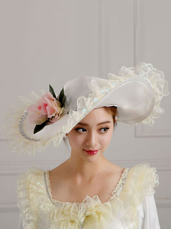 アイボリー 1800年代の女性はパーティー用のつばの広いビクトリア朝の帽子を懐かしむ