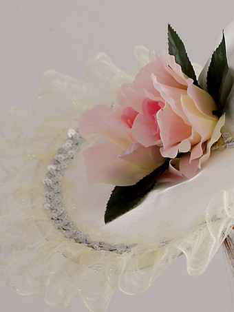 1800年代の女性はパーティー用のつばの広いビクトリア朝の帽子を懐かしむ