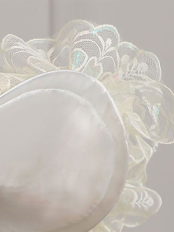 1800年代の女性はパーティー用のつばの広いビクトリア朝の帽子を懐かしむ