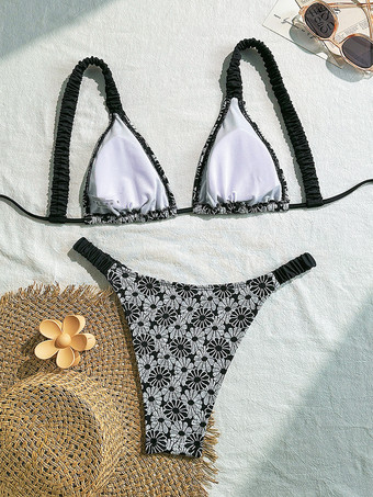 2025年夏にぴったりの白黒コントラストの花柄ビキニ