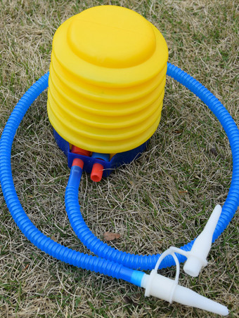 トロピカルリーフプリントのインフレータブルプールフロート（カップホルダー付き）2025年